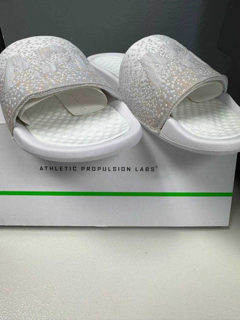 NIB- APL Men's Techloom Slide in White and Beige Melange